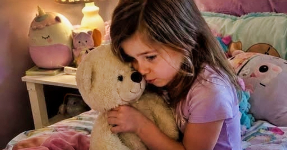💔 Escuché a mi hija hablar con su osito… y descubrí la traición de mi esposo